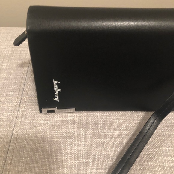 Multi pocket wallet w/wrist strap. NWOT - Picture 8 of 8